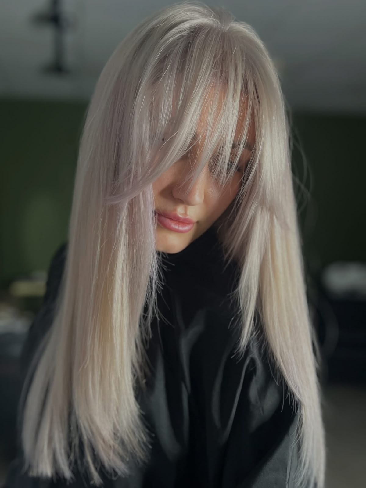 Blond platinat cu tunsoare în straturi