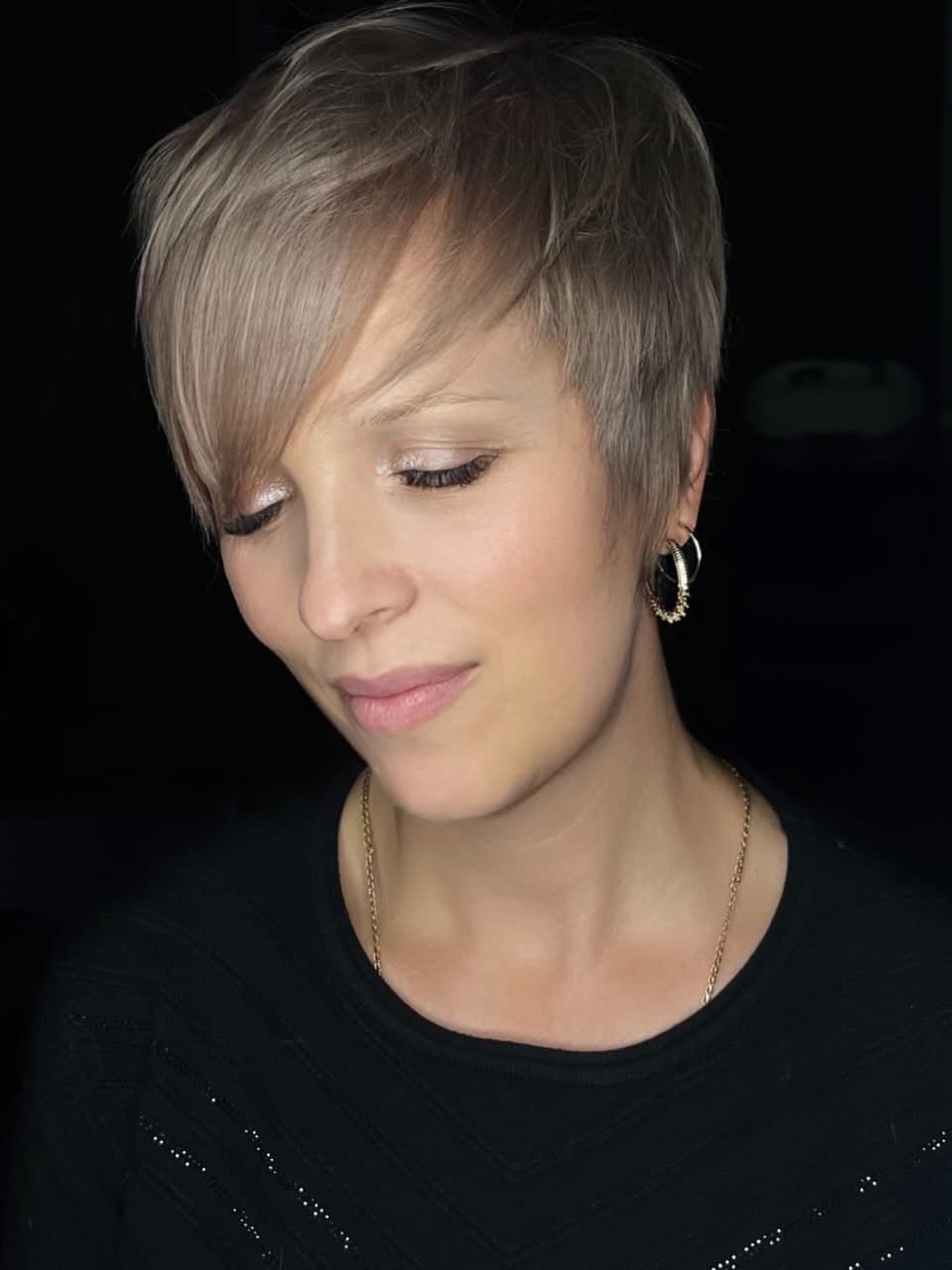 Tuns pixie blond cenușiu